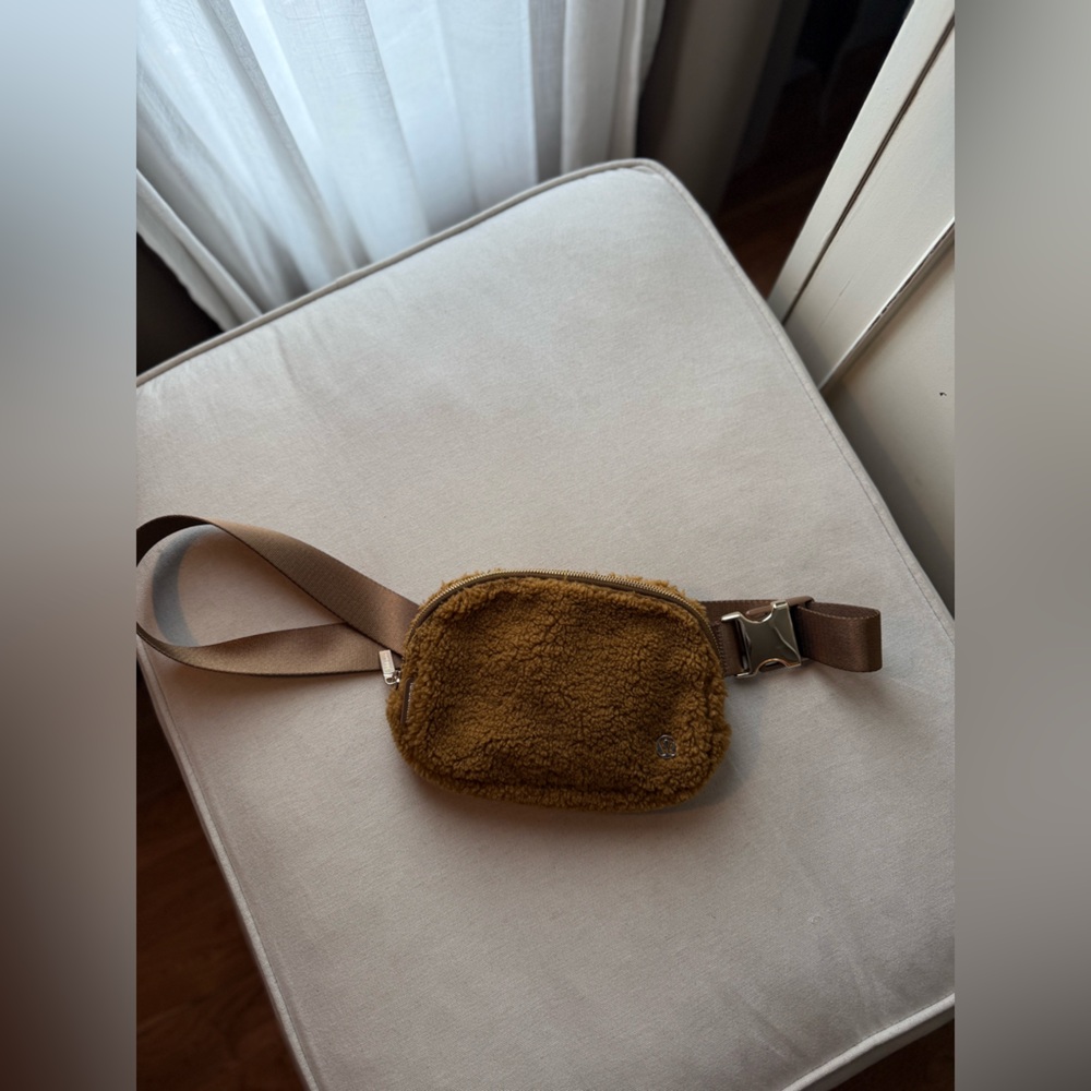 NWOT Lululemon Everywhere Belt Bag Fleece